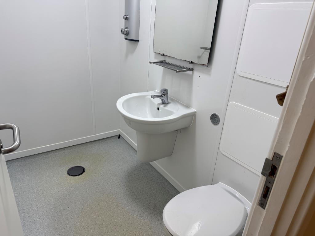 Lot: 77 - FORMER YOUTH HOSTEL IN ELEVATED LOCATION WITH POTENTIAL - En-suite shower room & WC